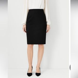 NWOT Ann Taylor Loft Pencil Skirt - perfect for office work or business casual